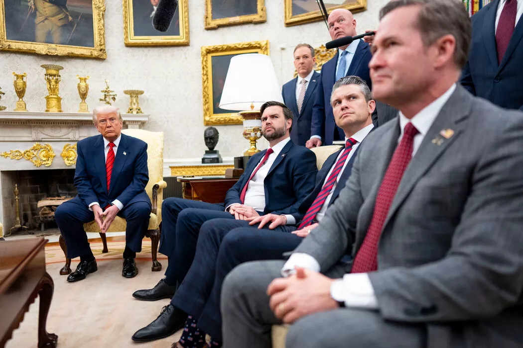 美国副总统万斯和国防部长皮特·海格塞斯在椭圆形办公室