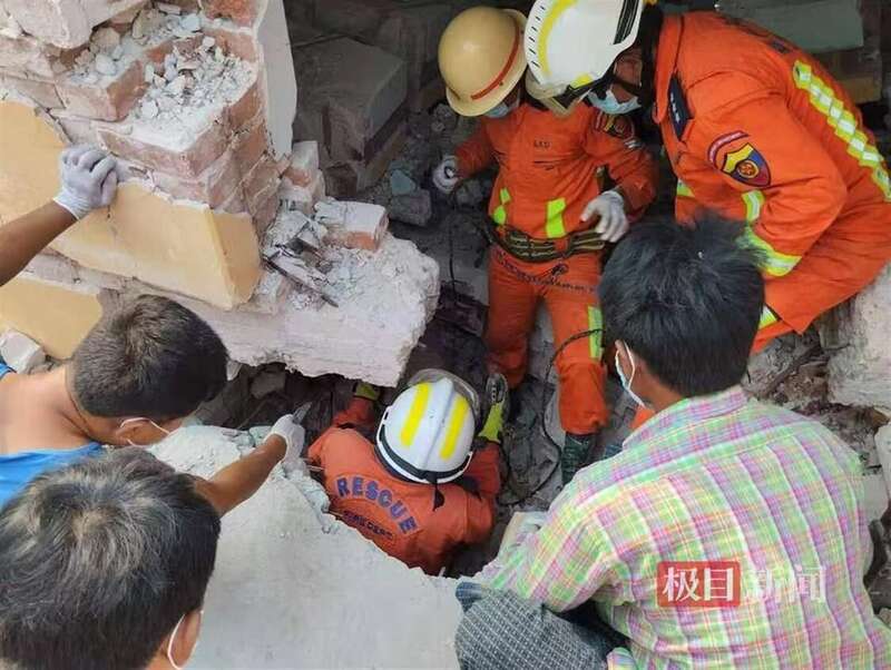 救援人员正在营救被困群众