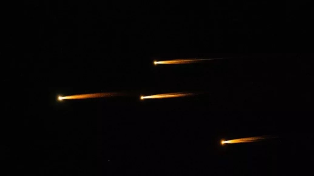 这是6月13日在耶路撒冷拍摄到的导弹痕迹